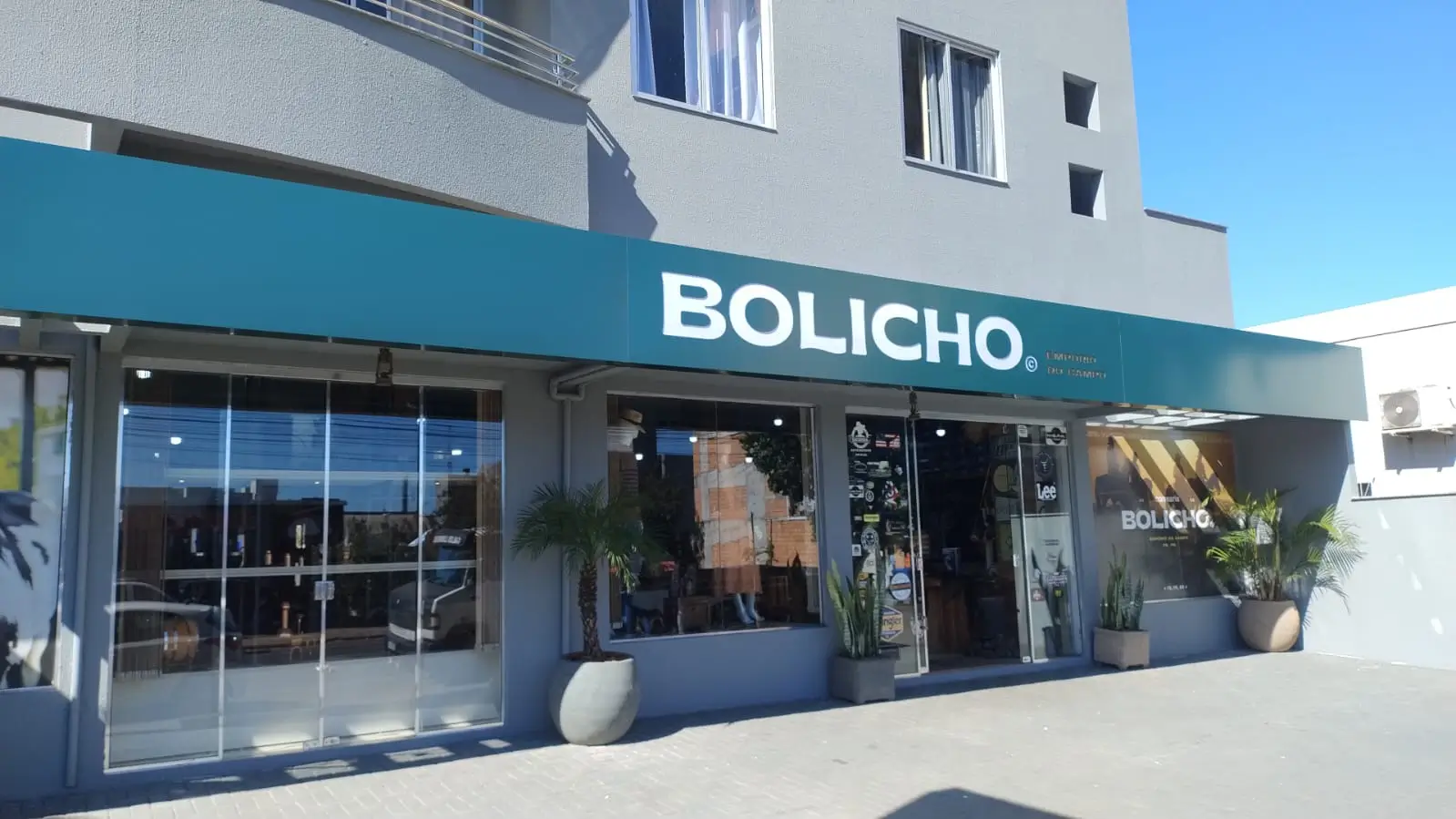 Fachada com luminoso — Bolicho