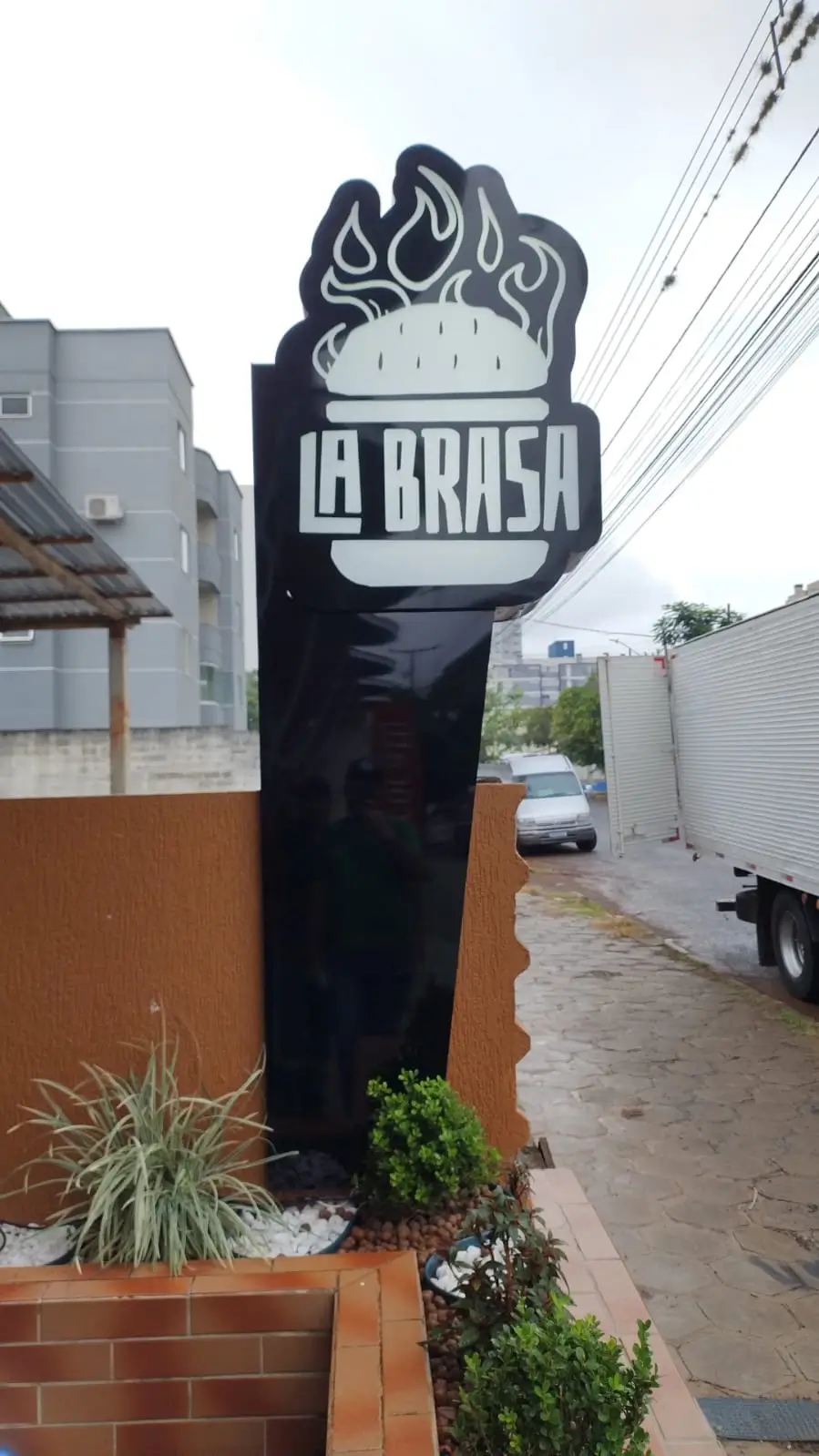 Luminoso em ACM — La Brasa